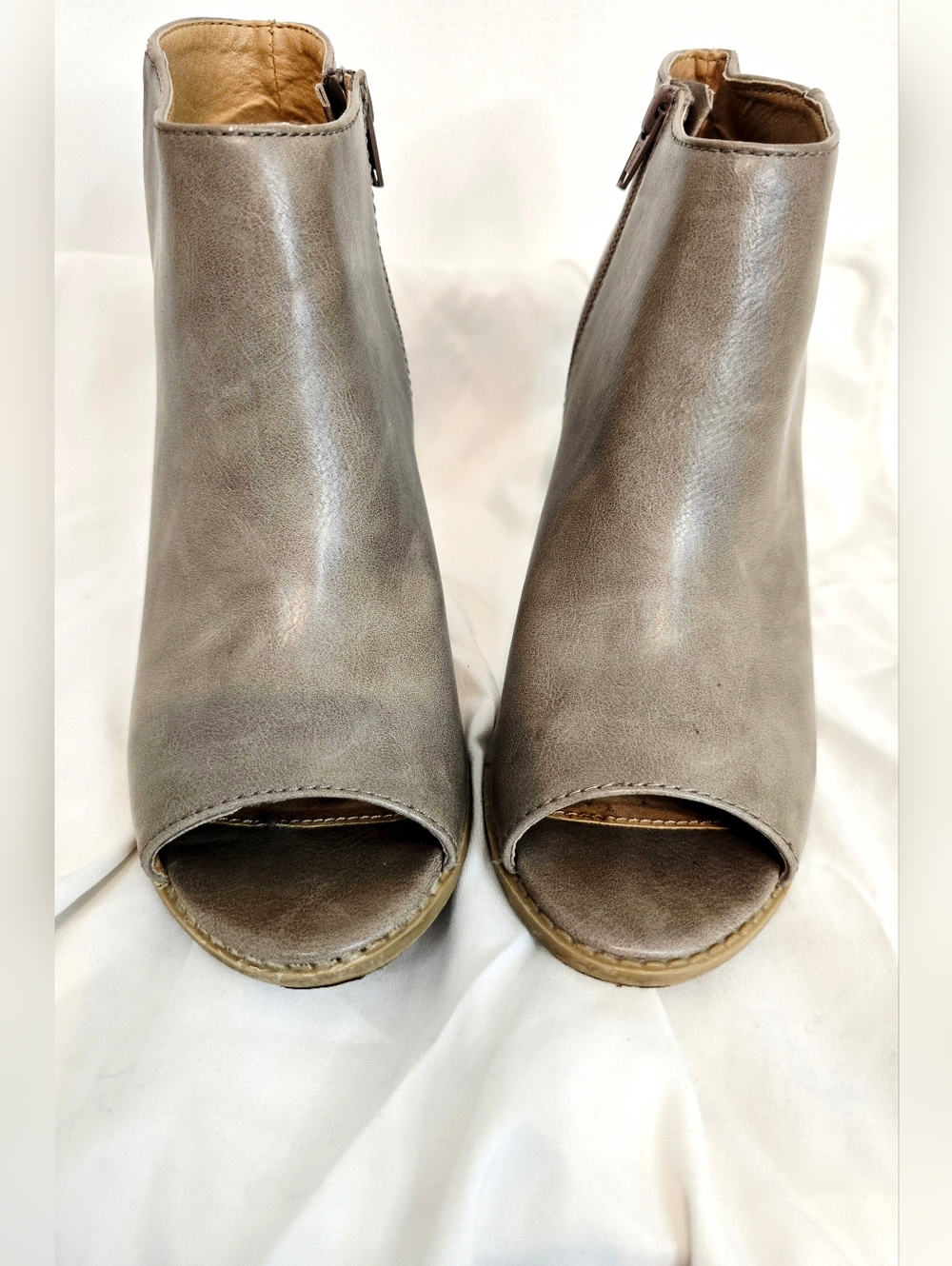 Report Rowdy Peep Toe Ankle Booties Taupe Block Heel Zip Women’s Size 9 - Picture 4 of 8